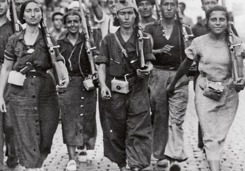 Schwarz-Weiß-Foto von republikanisch Kämpfenden im Spanischen Bürgerkrieg. Foto: Photo12/Universal Images Group/Getty Images