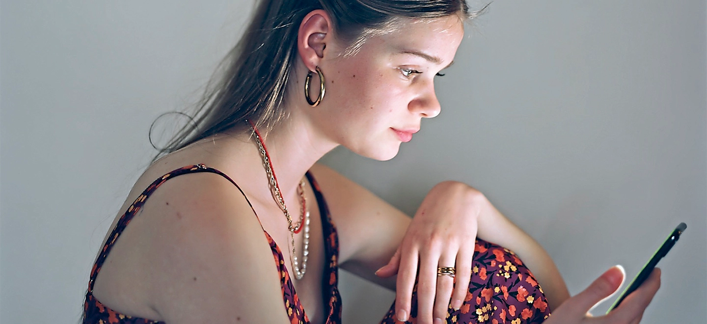 Jugendliche schaut auf ein Handy: „Julia, Amsterdam, 7. März 2022“, 2022, von Rineke Dijkstra