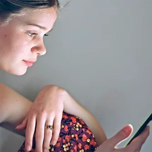 Jugendliche schaut auf ein Handy: „­Julia, Amsterdam, 7. März 2022“, 2022, von ­Rineke ­Dijkstra