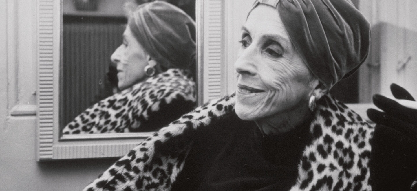 Schwarz-Weiß-Foto der Dänin Karen Blixen.