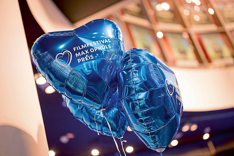 Blaue Luftballons in Herzform.