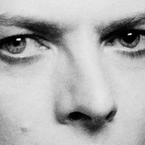 Nahaufnahme von David Bowie in schwarz-weiß