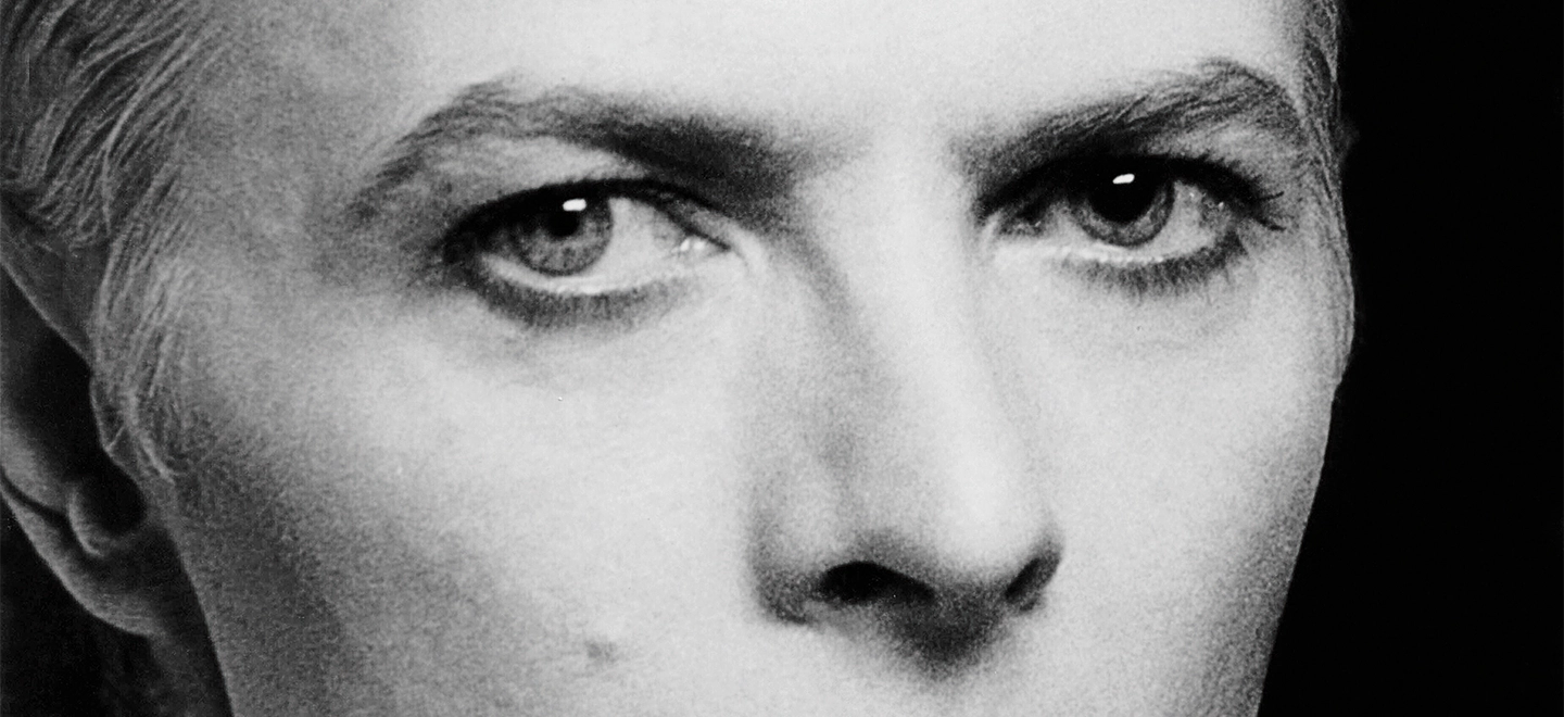Nahaufnahme von David Bowie in schwarz-weiß