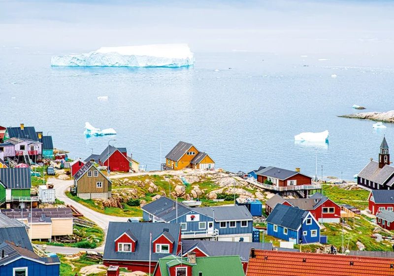 Die Stadt Ilulissat in Grönland aus der Vogelperspektive.