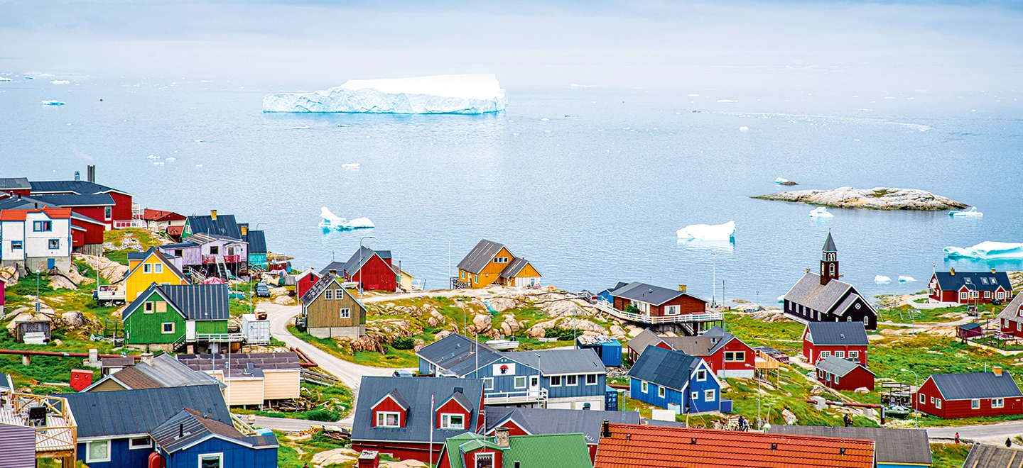 Die Stadt Ilulissat in Grönland aus der Vogelperspektive.