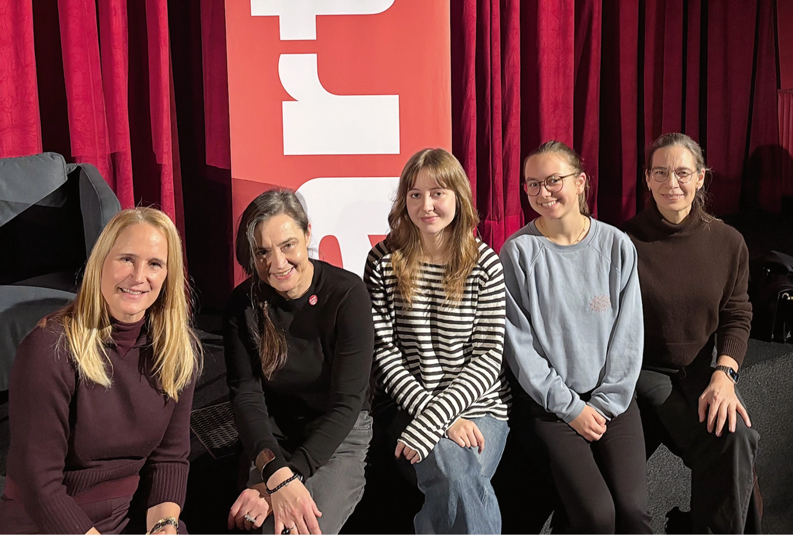 Fünf Personen auf einer Bank, im Hintergrund ein ARTE-Banner.