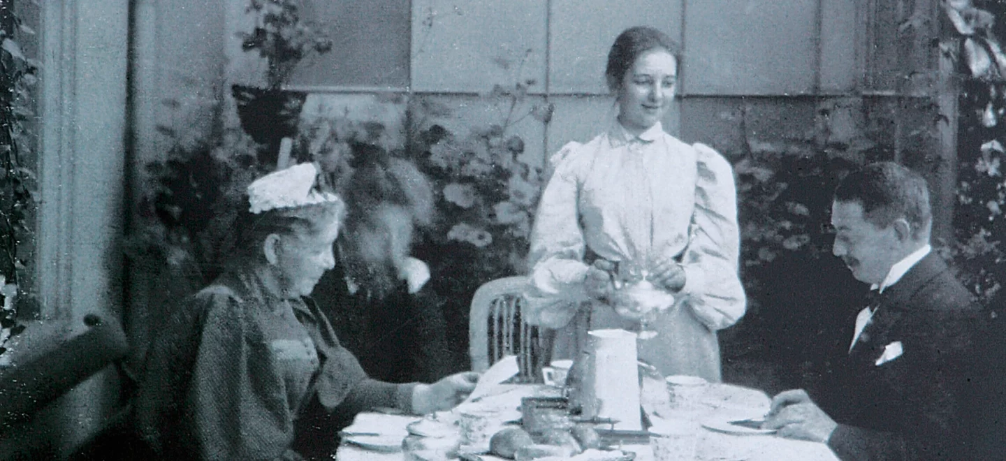 Die Künstlerin Paula Modersohn-Becker (M.) auf der Veranda ihres Wohnhauses in Bremen