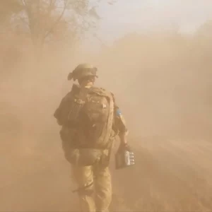 Ein Soldat im Nebel.