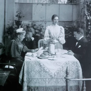 Die Künstlerin Paula Modersohn-Becker (M.) auf der Veranda ihres Wohnhauses in Bremen