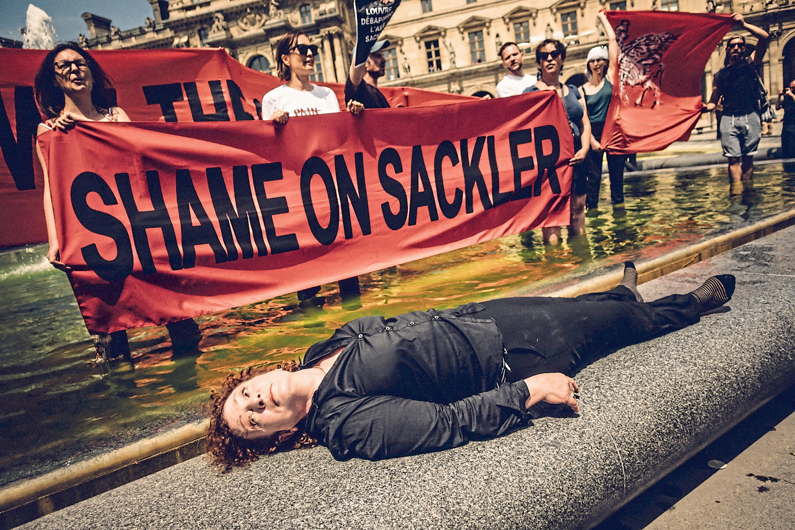 Nan Goldin und Aktivisten protestieren