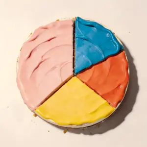 Torte mit verschieden großen bunten Stücken