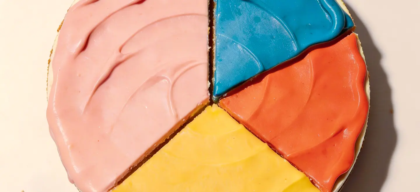 Torte mit verschieden großen bunten Stücken