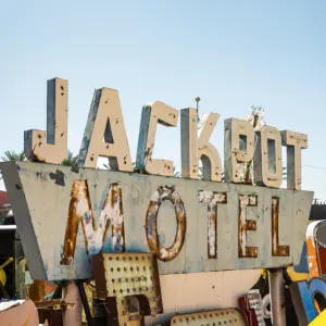 Foto von einer heruntergekommenen Inschrift eines Motels: