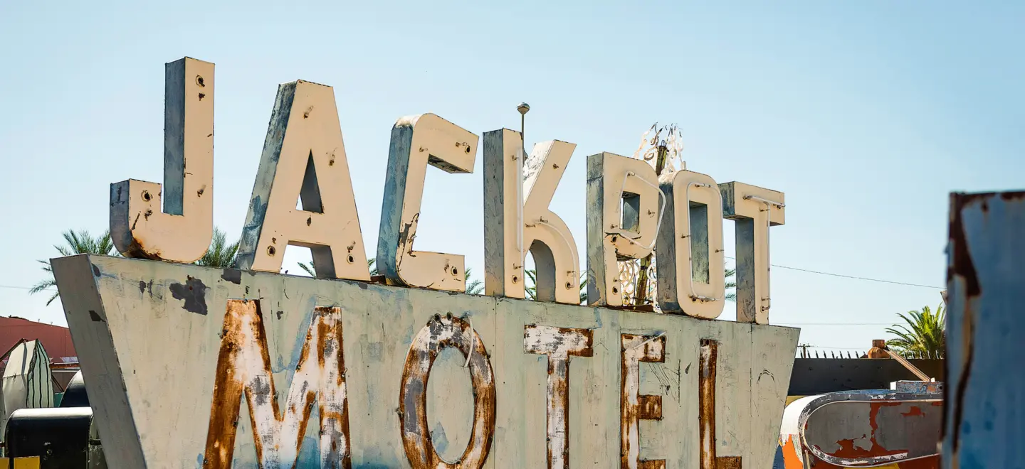 Foto von einer heruntergekommenen Inschrift eines Motels: 