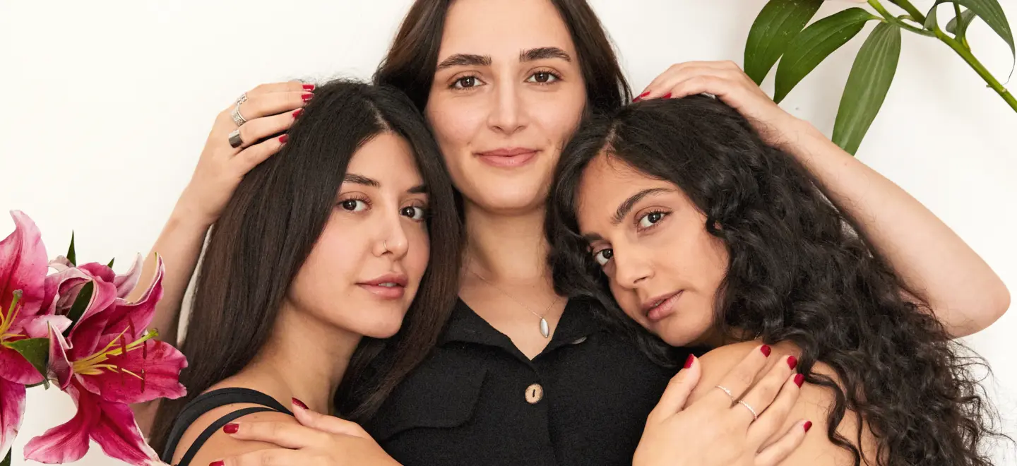 Schauspielerinnen Setareh Maleki (r.), Mahsa Rostami (M.) und Co-Darstellerin Niousha Akhshi