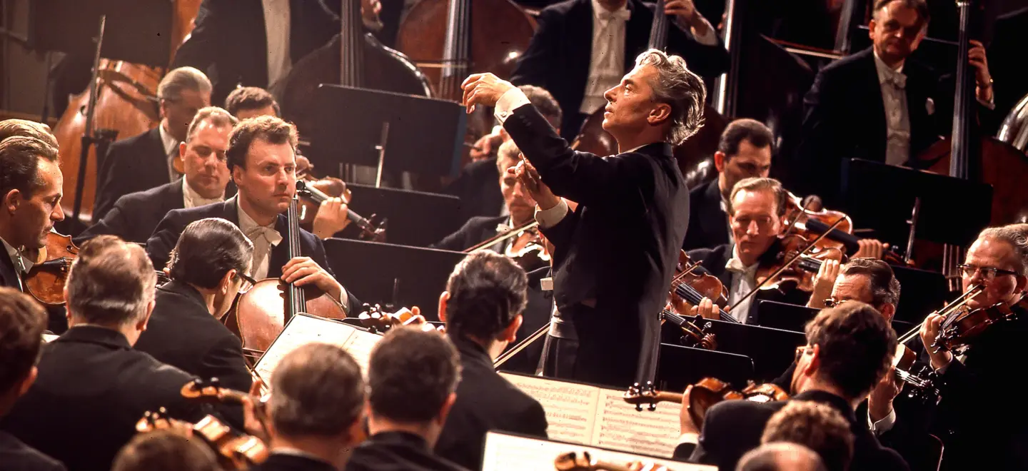 Der österreichische Dirigent Herbert von Karajan im Einsatz bei den Berliner Philharmonikern, die oft auf Erneuerung setzen.