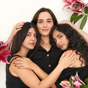 Schauspielerinnen Setareh Maleki (r.), Mahsa Rostami (M.) und Co-Darstellerin Niousha Akhshi