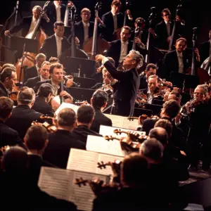 Der österreichische Dirigent Herbert von Karajan im Einsatz bei den Berliner Philharmonikern, die oft auf Erneuerung setzen.