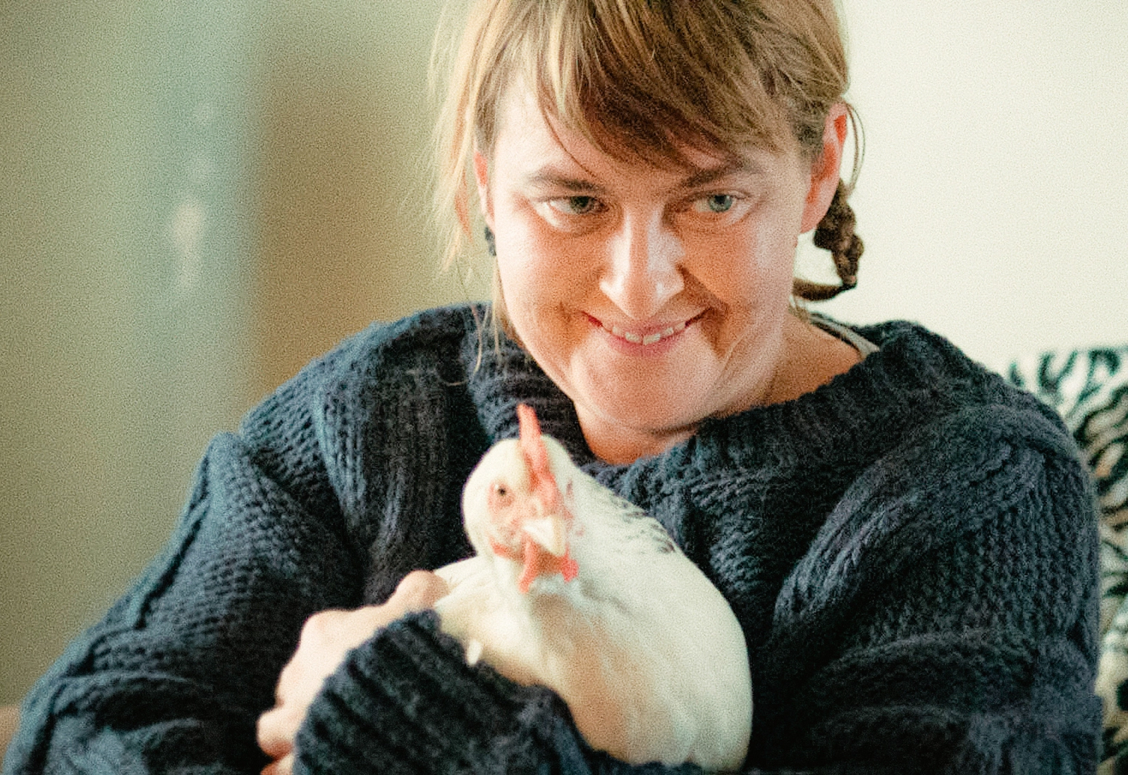 Charlotte mit Huhn auf dem Arm