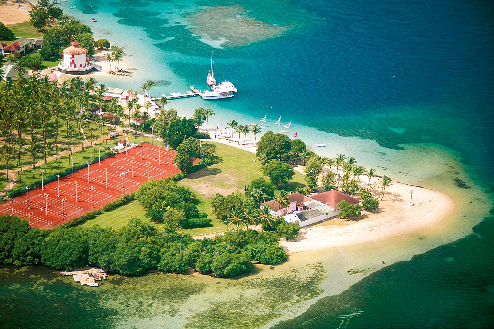 Tennisplatz neben einem Karibikstrand im Club Med Les Boucaniers auf Martinique.