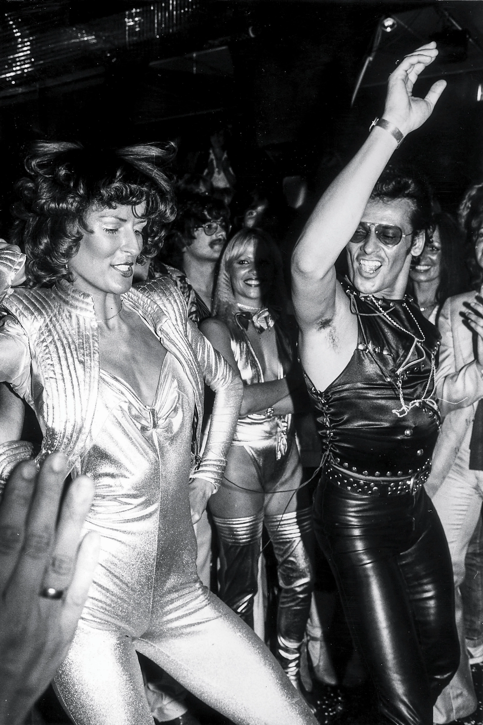 Schrille Disco-Outfits (schwarz-weiß Bild)