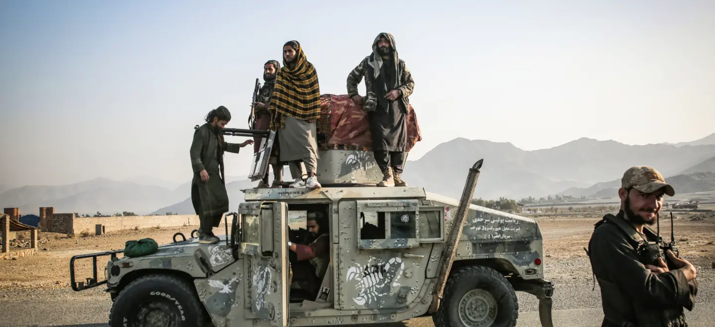 Taliban-Kämpfer und ein Auto