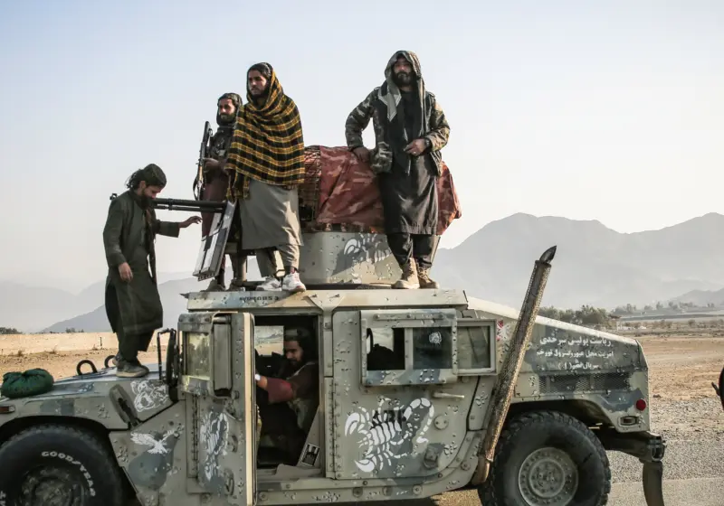 Taliban-Kämpfer und ein Auto