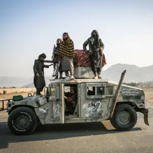 Taliban-Kämpfer und ein Auto