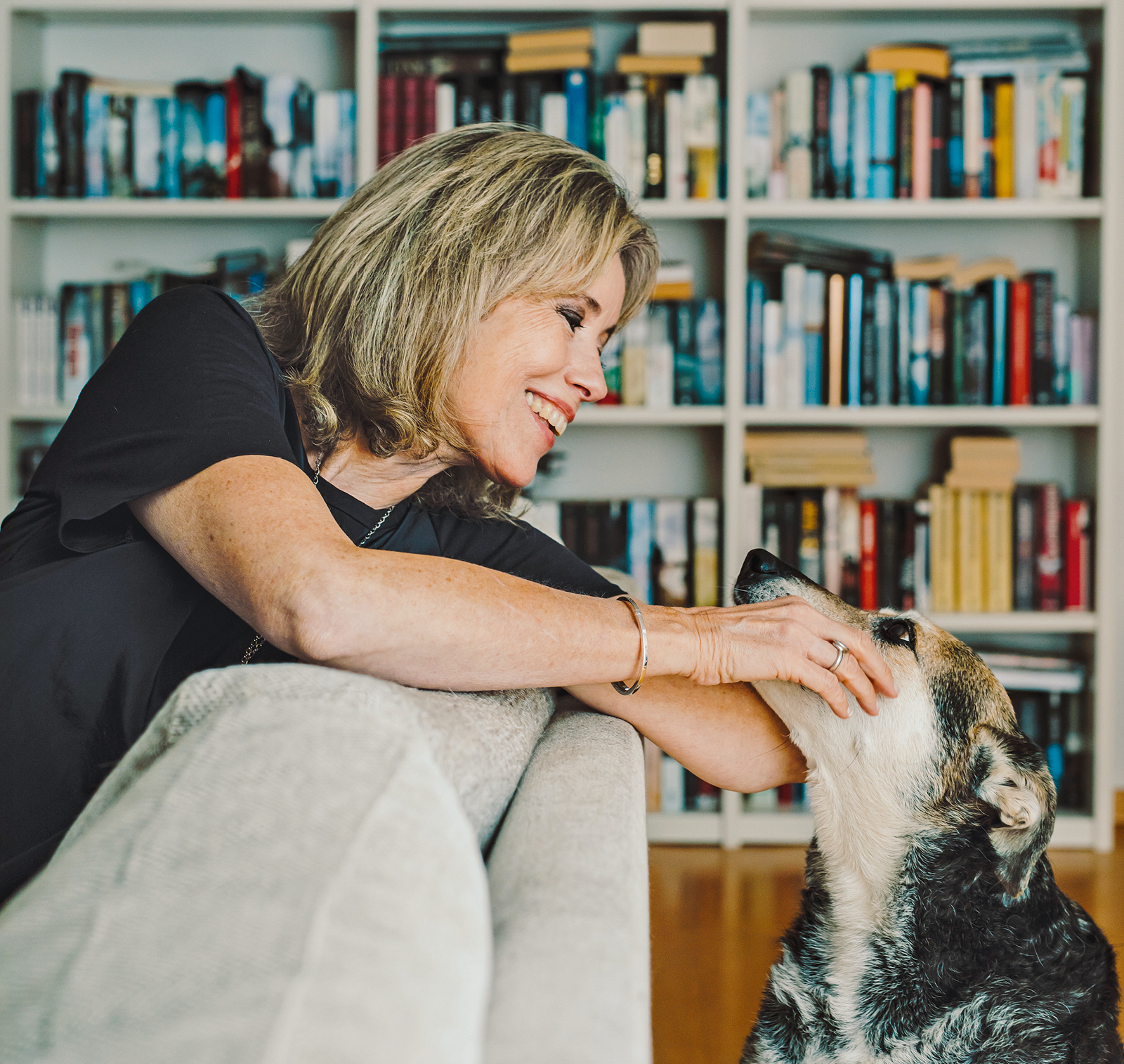 Charlotte Link mit einem ihrer Hunde.