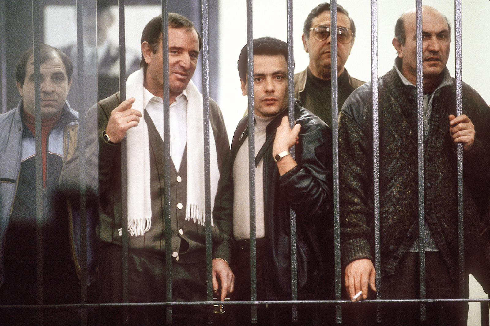 Angeklagte im sogenannten Maxi-Prozess 1986 hinter Gittern.