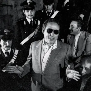Gangster: Luciano Liggio, führendes Mitglied der sizilianischen Mafia, umgeben von Carabinieri, 1976