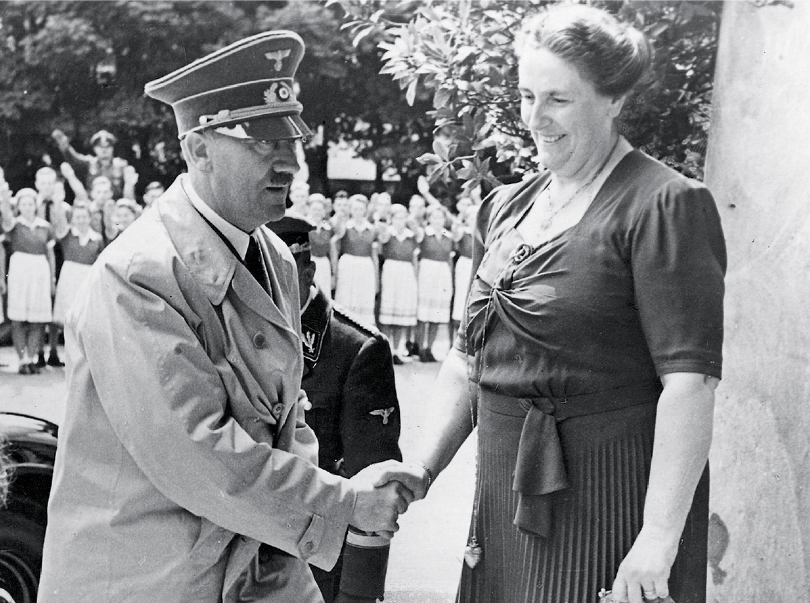 Richard Wagners Schwiegertochter Winifred begrüßt Adolf Hitler in Bayreuth vor dem Festspielhaus