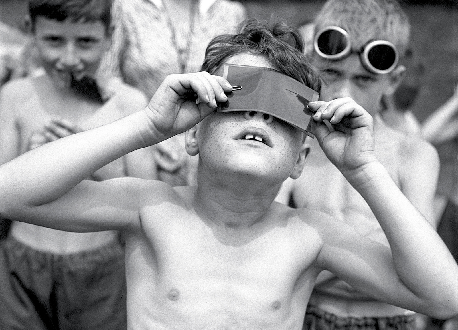 Eine Schulklasse beobachet 1945 eine Sonnenfinsternis.