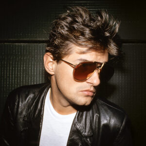 Der Popstar Falco mit großer Sonnenbrille.