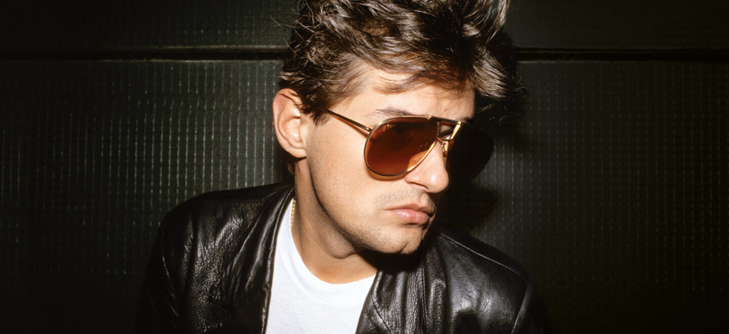 Der Popstar Falco mit großer Sonnenbrille.