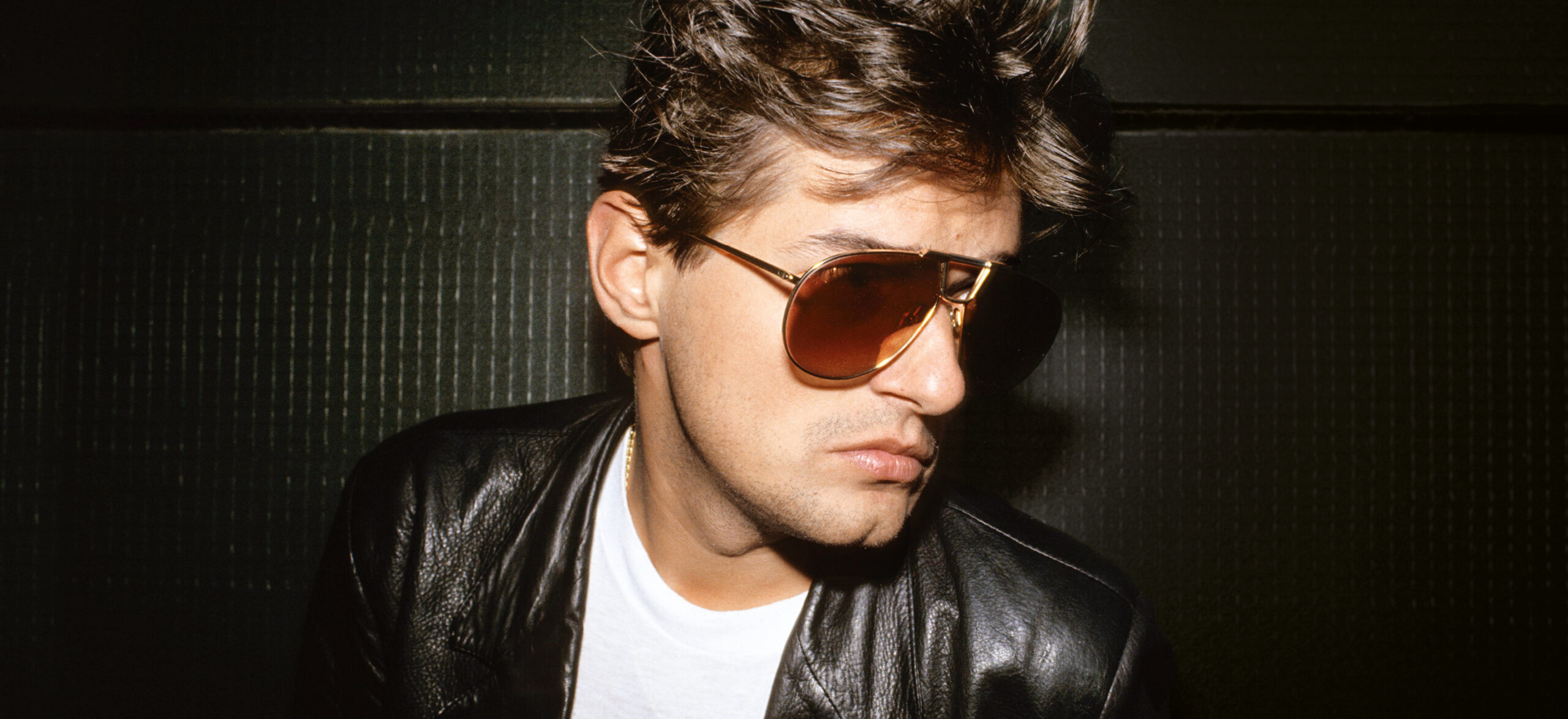 Der Popstar Falco mit großer Sonnenbrille.
