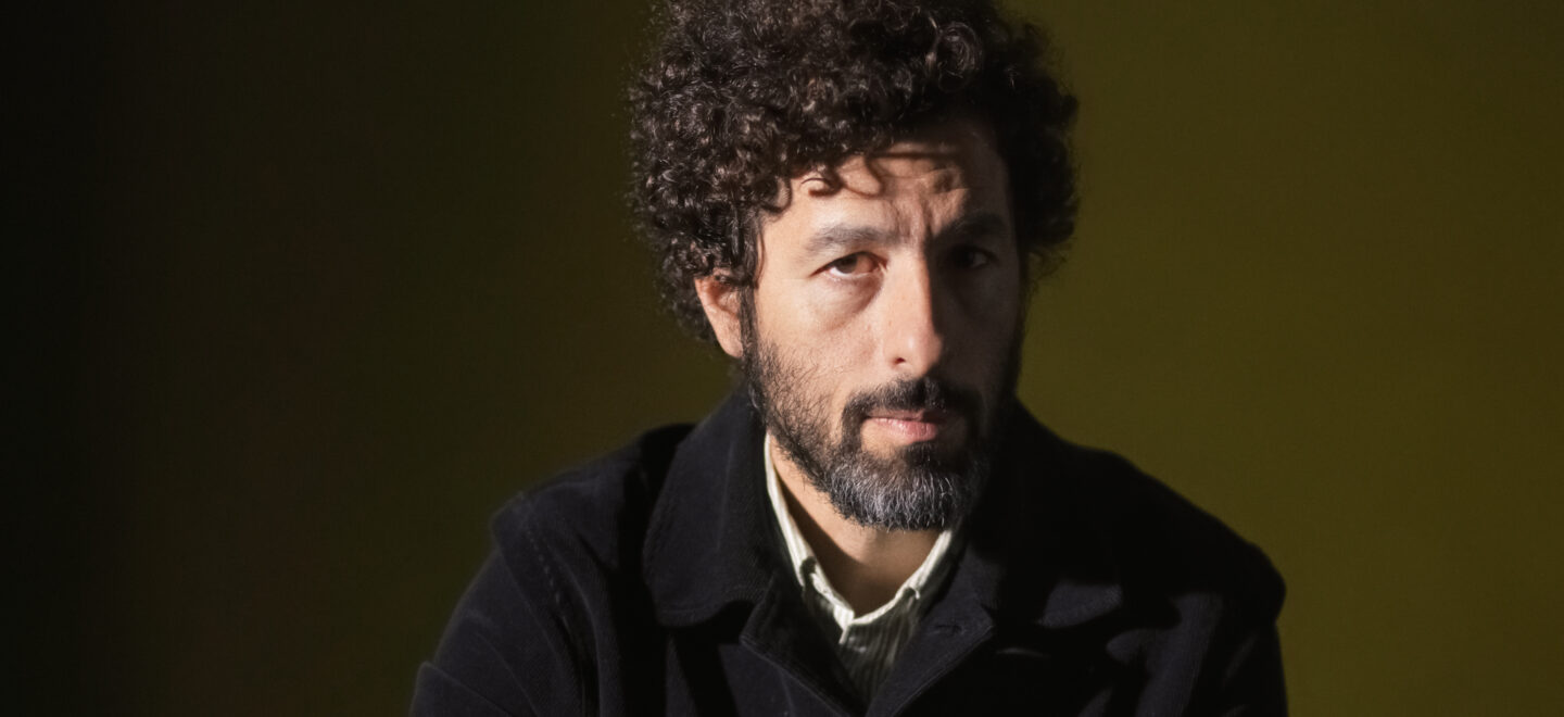 José González Porträt im Schneidersitz