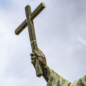 Ein Holzkreuz ragt in den Himmel.