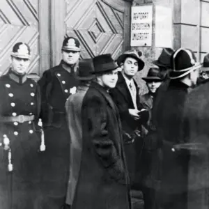 Schwarz-Weiß-Foto von 1934: Polizisten bewachen die deutsche Universität in Prag.