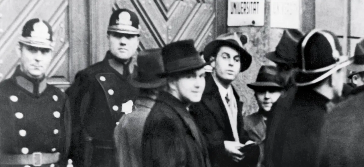 Schwarz-Weiß-Foto von 1934: Polizisten bewachen die deutsche Universität in Prag.