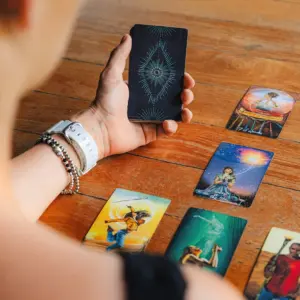 Eine Frau legt Tarotkarten