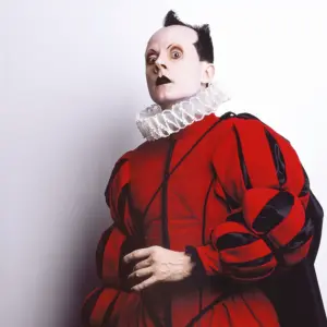 Ein Mann in einem barocken Kostüm.