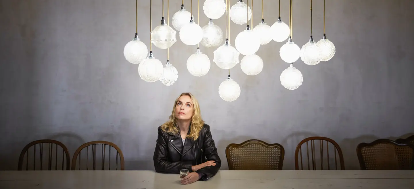 Porträt von Nina Hoss, unter einer Lampe