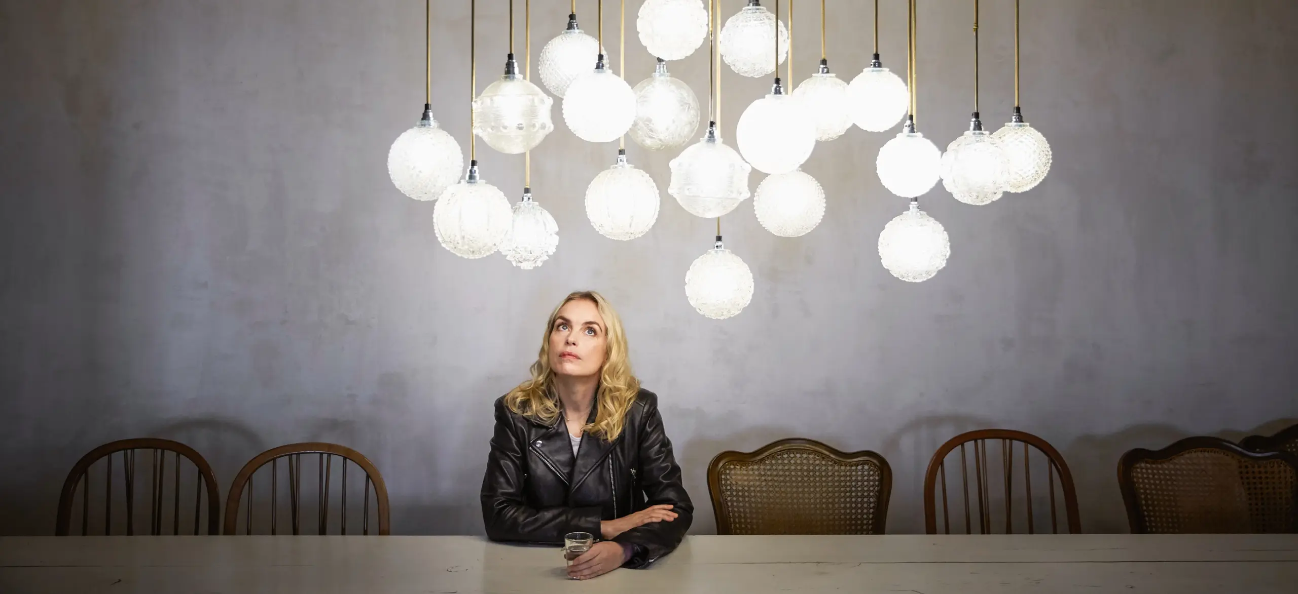 Porträt von Nina Hoss, unter einer Lampe
