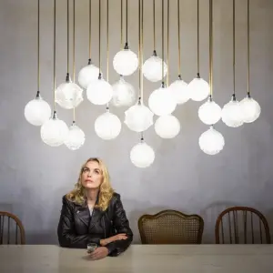 Porträt von Nina Hoss, unter einer Lampe
